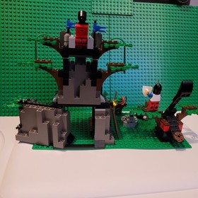 LEGO Hemlock Stronghold 6046 w cas285 + 3 Minifigs Incomplete see Pics & Desc