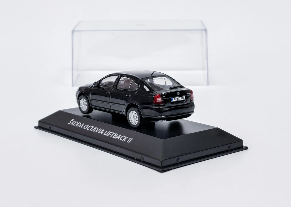 Škoda Octavia II Liftback (2008) černá + caja plexi DeA 1:43 - Imagen 4 de 4