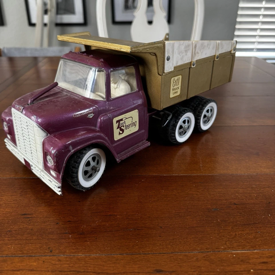 Camión de volteo vintage Ertl International Harvester Loadstar Deluxe, años 60 Foto 2 de 4