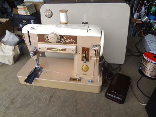 VINTAGE Singer 401A SLANT-O-MATIC Sewing Machine w/Case
