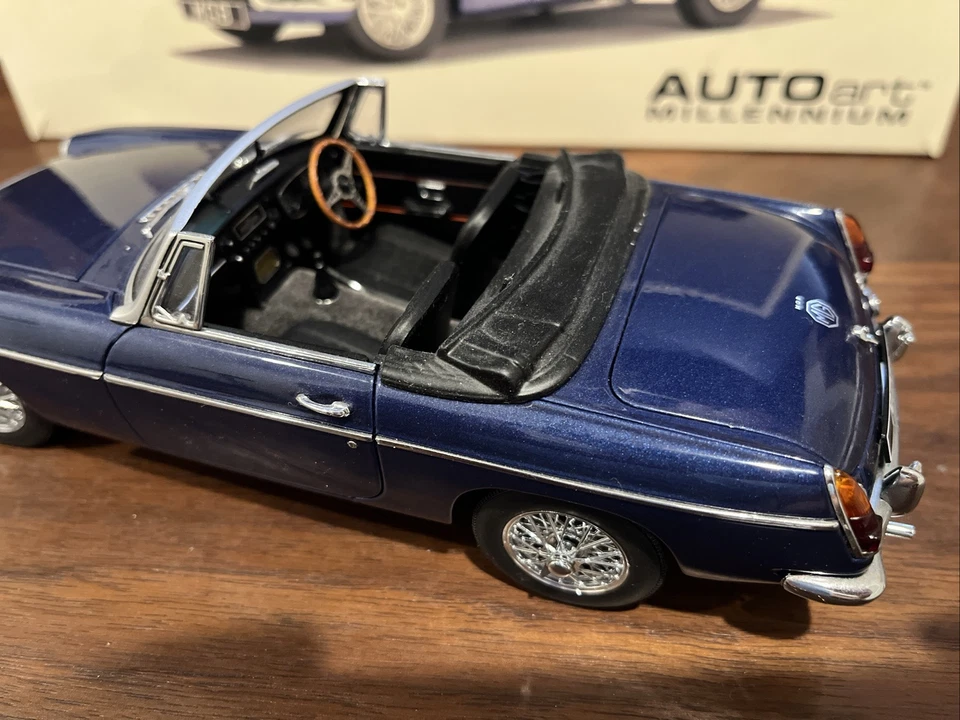 Auto Art 1/18 MGB Roadster MK II azul Foto 3 de 4
