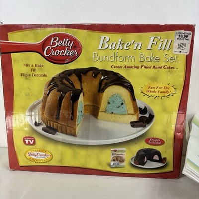 Betty Crocker Bake'n Fill 4 Piece Cake Pan Set with Recipe Book And Box Vintage