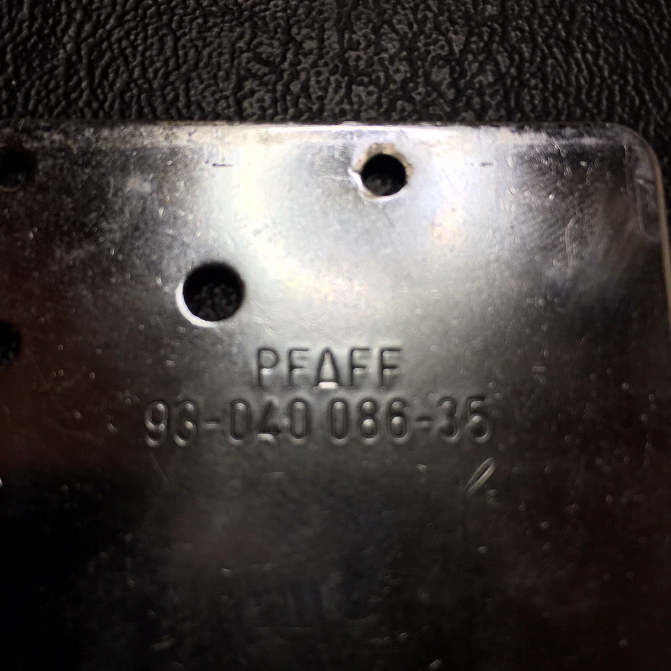 Pfaff 1222 Sewing Machine Throat Plate With Screws Foto 3 de 3