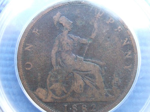 Extremely RARE Bronze Victoria Penny. 1882. No H. Encapsulated by CGS. - Picture 3 of 5