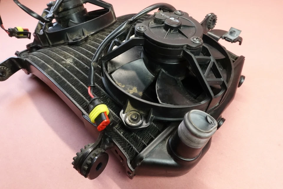 Ventilador de refrigeración del radiador Ducati Streetfighter 848 2011-2015 Foto 4 de 4