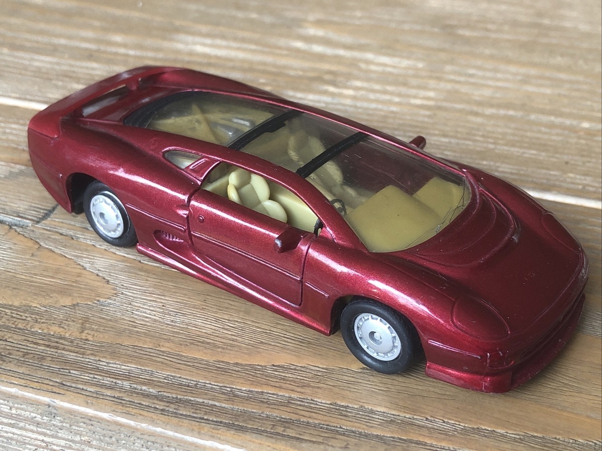 ジャガーXJ220　マイスト【Maisto】JAGUAR XJ220 1/12 1/12 TSM Jaguar XJ220 (Silver) Car Model - LIVECARMODEL.com