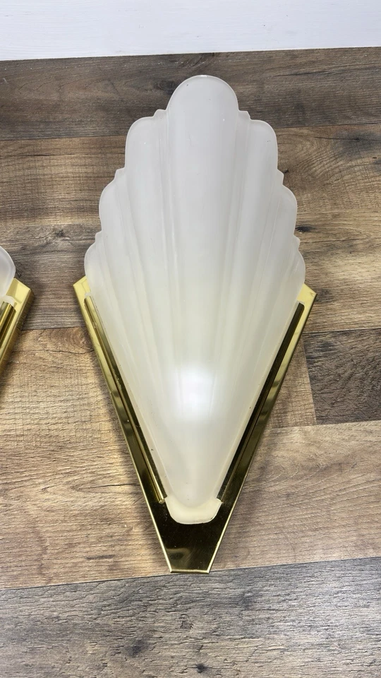 Aplique de pared con cable Quoizel Art Deco Revival de colección con carcasa esmerilada pantalla antideslizante Foto 2 de 4