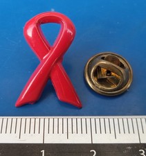 Pin's Sidaction ruban rouge lutte contre le SIDA AIDES