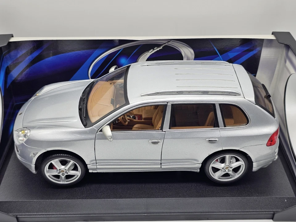 Porsche Cayenne Turbo Argento 1:18 Maisto In Box - Immagine 2 di 4