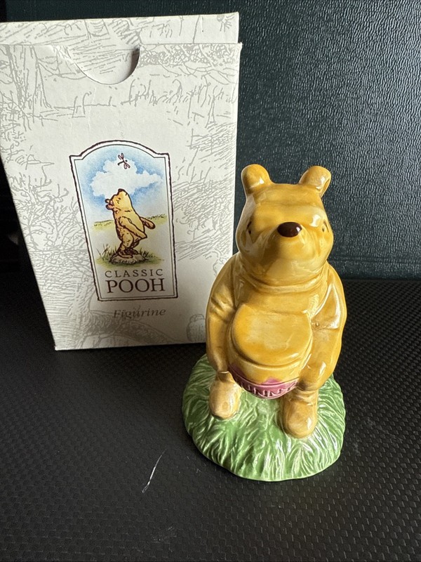 Disney Charpente Pooh With Honey Pot Figure