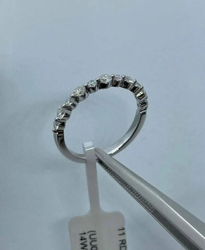 Anillo banda de eternidad de diamantes de corte redondo de 2 quilates enchapado en oro blanco de 14 k en plata Foto 4 de 4