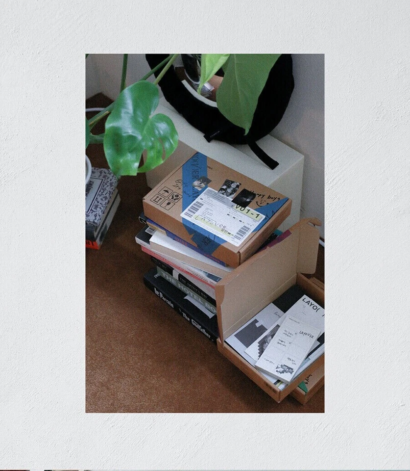 BTS V [LAYOVER] Album RANDOM CD+3 Buch+2 Post Karte+5 Foto Karte+Poster+List+etc - Bild 4 von 4