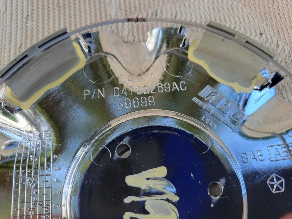 TAPA CENTRAL CHRYSLER SEBRING (1) CROMADA OEM PESTAÑAS USADAS BUENAS #04782269AC H#2144B Foto 4 de 4