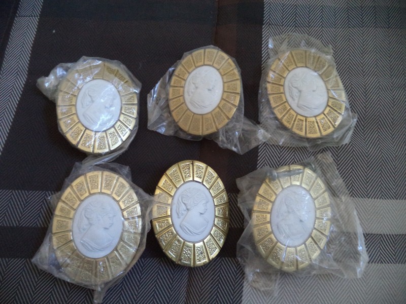 VINTAGE CAMEO DRESSER DOOR DRAWER PULLS LOT OF 6 WITH SCREWS