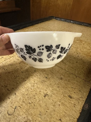 Pyrex Gooseberry 447 Bowl. 1.5pt