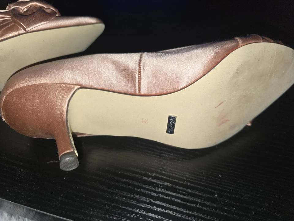 Румяна насосы с розой. (MENBUR) женский атласный материал. Размер 38 ЕС  - Изображение 3 из 4