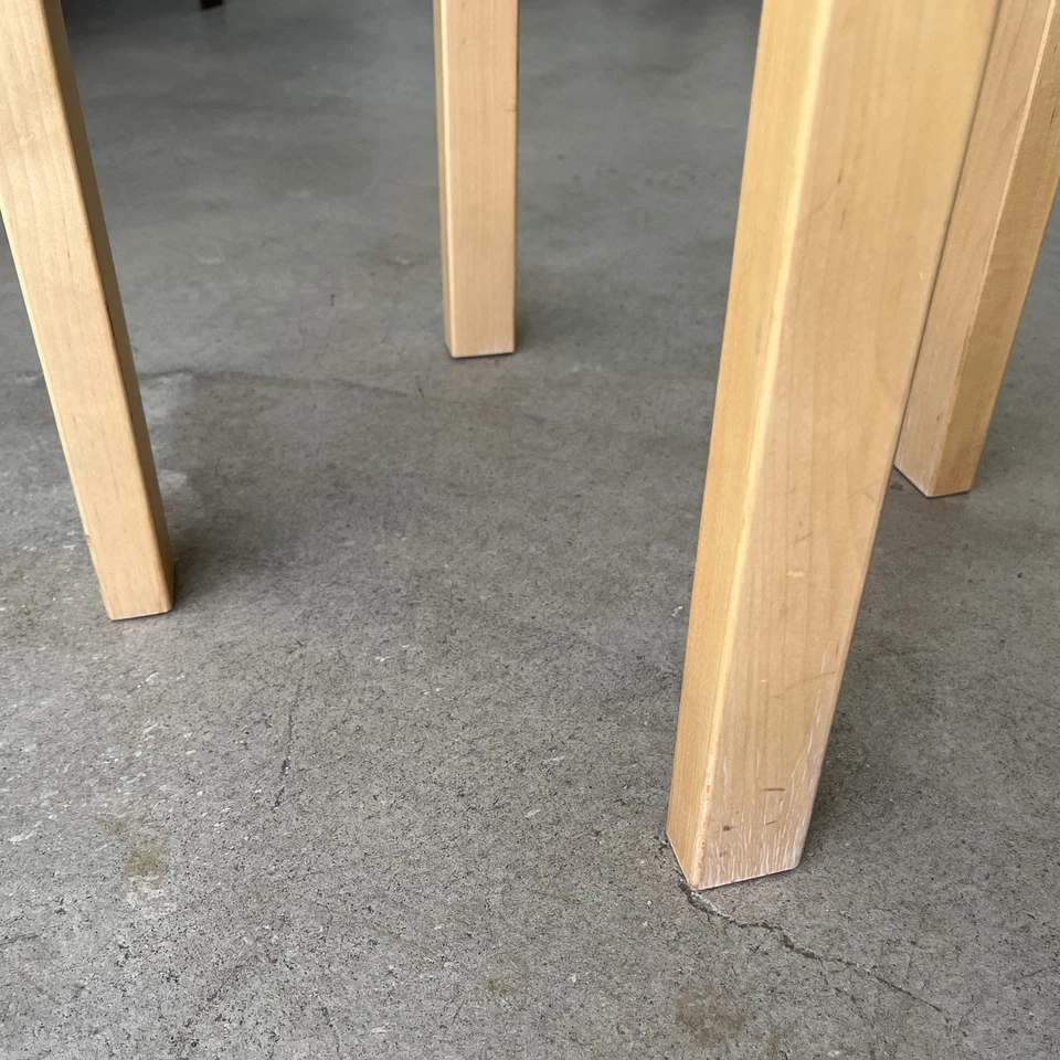 Taburete Alvar Aalto años 90 de colección e60 abedul/tapa blanca hecho en Finlandia por Artek $425 Foto 2 de 4