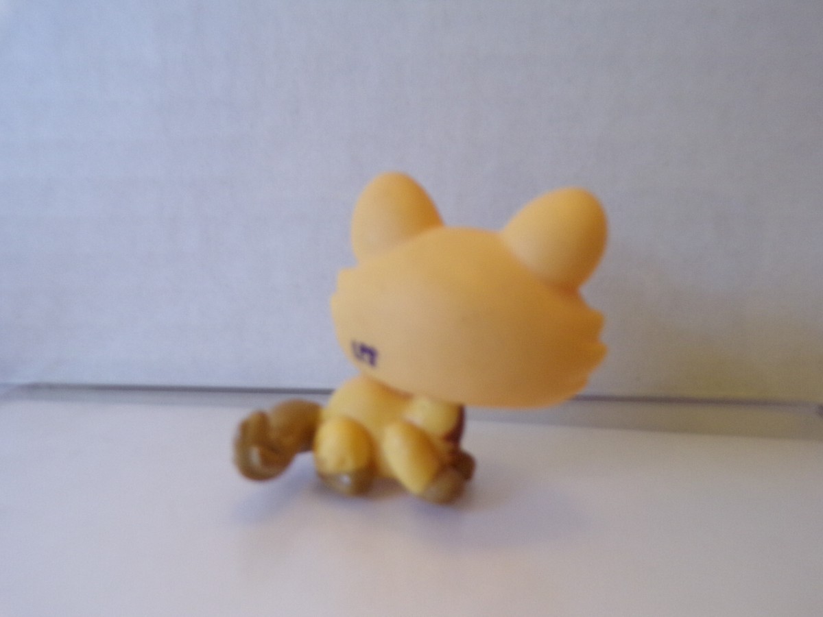 Littlest Pet Shop~#1669~Crouching Kitty Cat~Orange Brown~Green Dot