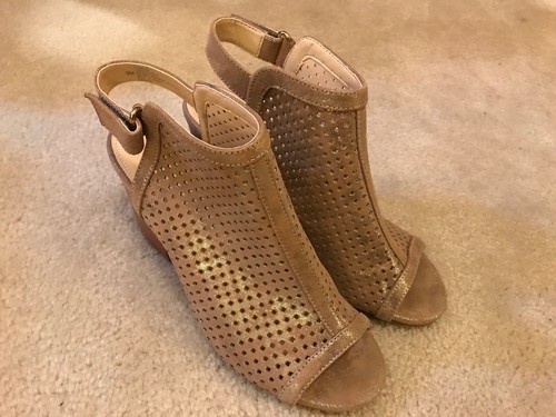 EUC! Womens Isola Leather Upper Gold Shimmer Heels/Sandals Sz 9 Beautiful Style! - Picture 2 of 8