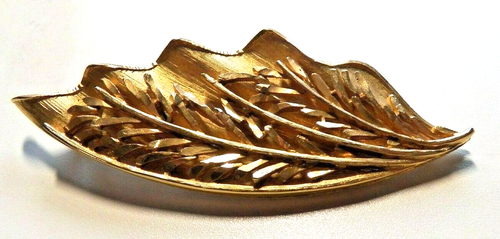 Beautiful Vintage Gold Tone Coro Metal Leaf Pin
