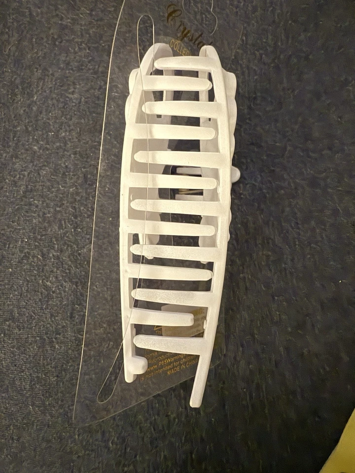 Garra de pelo de mariposa blanca de cristal Foto 3 de 4