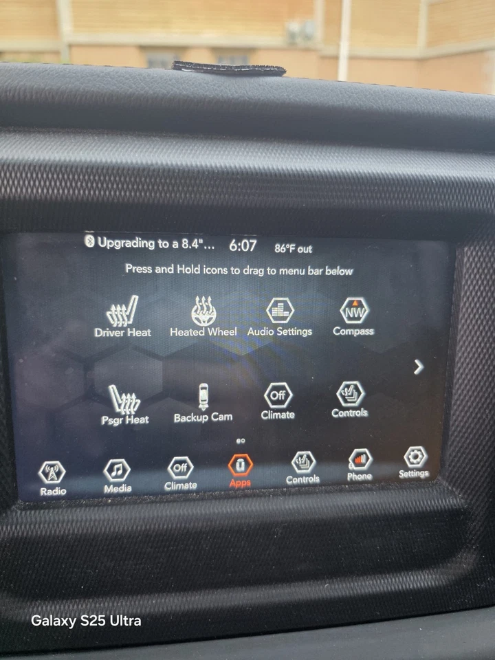 2021 吉普 JL 牧马人 原始设备制造商 7 英寸 触摸屏收音机 带装饰面板 带 Apple CarPlay — 第 2/4 张图片