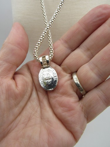 Vintage Signed Roman Silver Tone Necklace Round chain Black Pendant 18" - Picture 4 of 5
