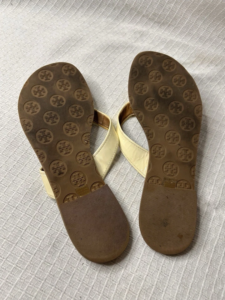 Tory Burch Thora 2 pares de sandalias planas de tanga tostadas/negras talla 7  Foto 4 de 4