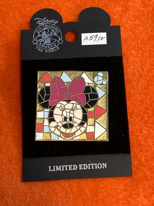 25912    WDW - Minnie Mouse - Mosaic Mousaic Square - Surprise Release