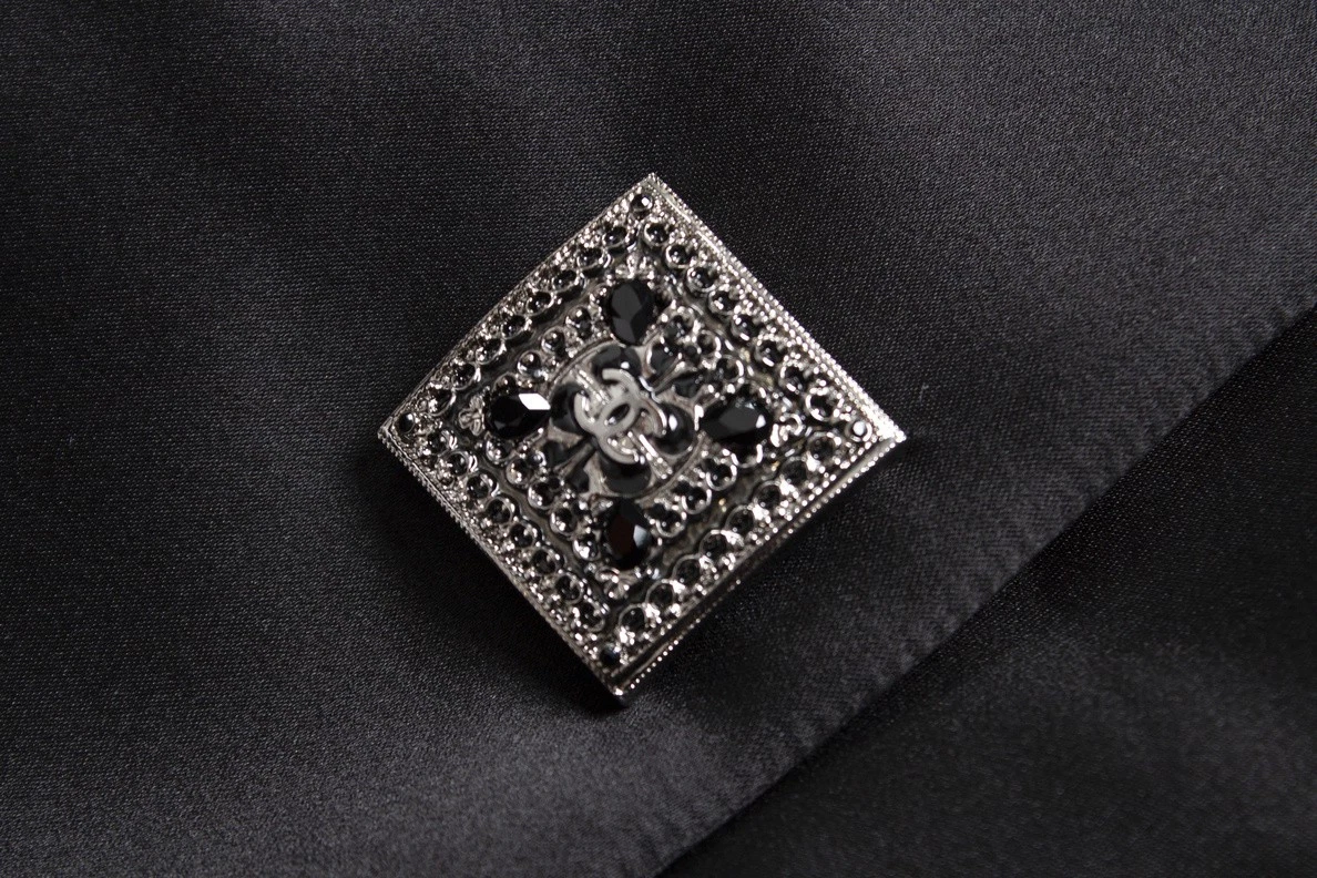 CHANEL Giacca di seta con bottoni decorati donna nera 38