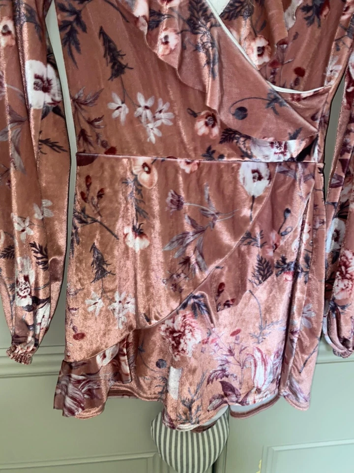 Mono Floral Estilo Terciopelo BOOHOO Talla 8 Rosa Volantes Detalle Envoltura Cuello en V Foto 3 de 4