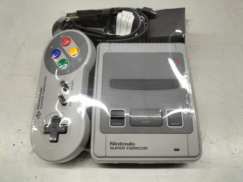 Nintendo Clv-301 Retro Game Console with 21 Games USB Power Used