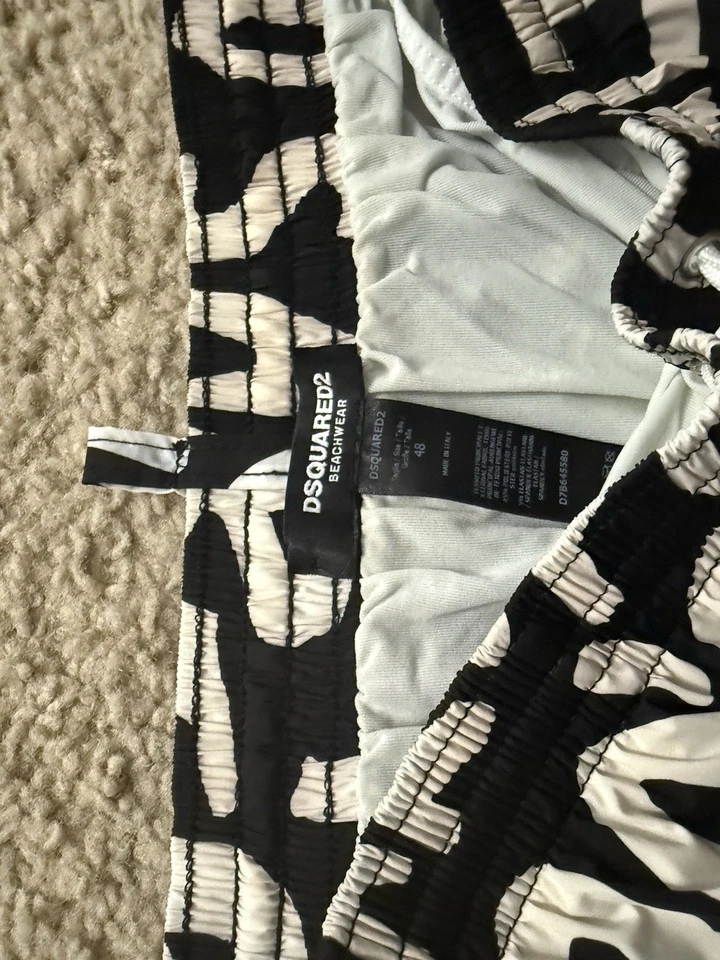 Pantalones cortos de natación Dsquared2 para hombre con estampado de logotipo, negro/blanco, talla 48 Foto 4 de 4