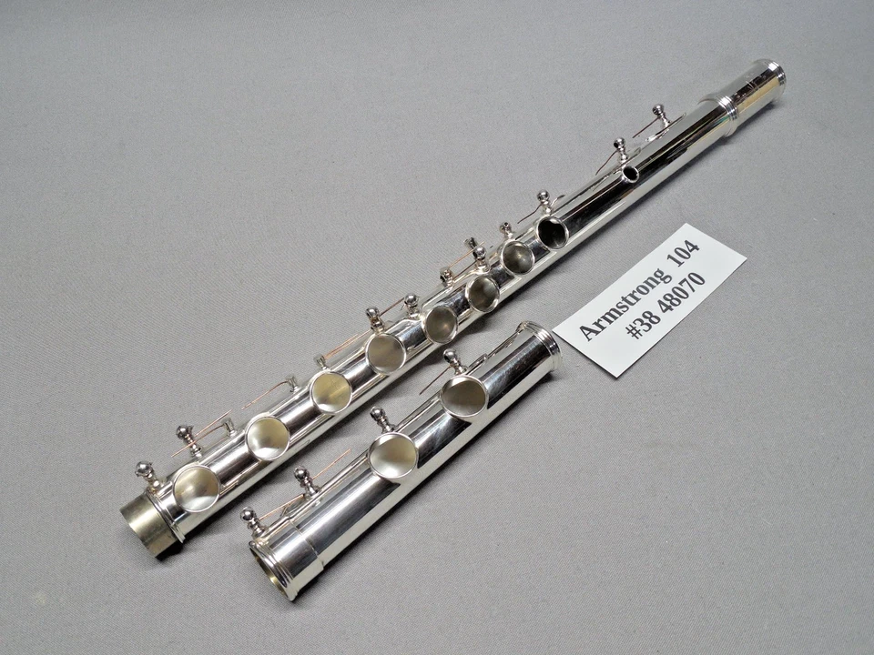 Flauta plateada Armstrong 104 con estuche - almohadillas nuevas, pulidas - reacondicionadas Foto 2 de 4