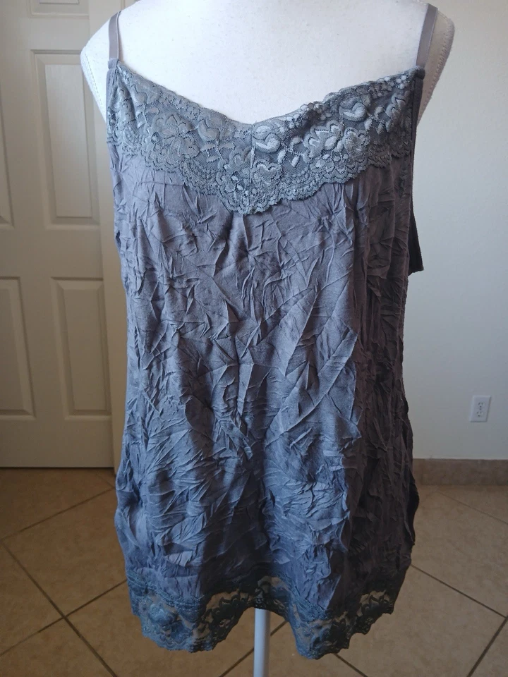 Camiseta Dressbarn 2X cinza cetim renda plus size Y2K estilo lingerie regata - Imagem 2 de 4