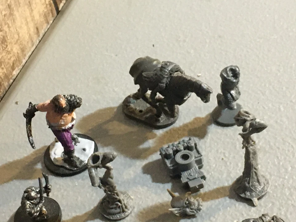 LOTE DE BROCAS ORCAS ENANAS DE PLÁSTICO MINIATURAS DESCONOCIDAS A32575 + MESA WIZKIDS D&D RPG Foto 3 de 4