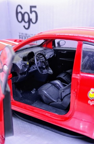 MONDO MOTORS 1:24 scale Fiat Abarth 695 Tributo Ferrari rossa, metal, con box - Foto 6 di 14