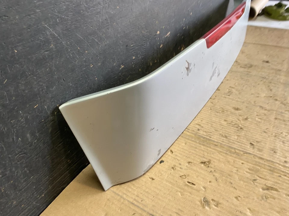 Alerón de luz de freno tercera escotilla tapa maletero Hyundai Accent 2005 a 2011 S8770 DG Foto 3 de 4