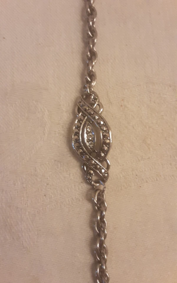 Pulsera Avon 6 1 $2" en tono plata con circonitas transparentes Foto 3 de 4