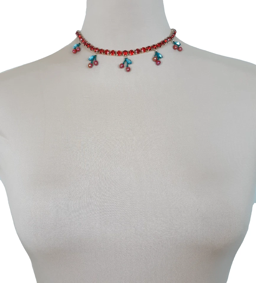 Collar gargantilla Betsey Johnson con dije de cereza con estrás rojo cadena de tenis cuelga Foto 2 de 4