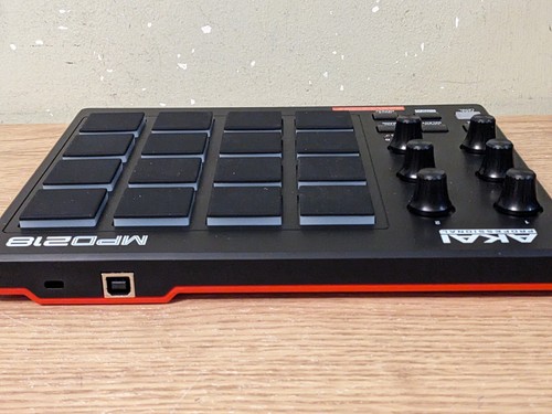 Akai Professional MPD218 USB MIDI pad controller drum machine with 16 MPC pads - Picture 9 of 10