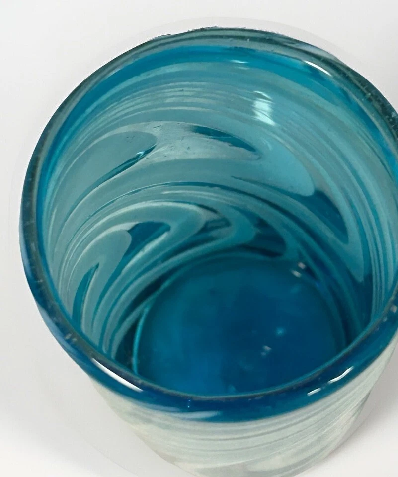 Vaso mexicano soplado a mano azul y blanco remolino Foto 3 de 4