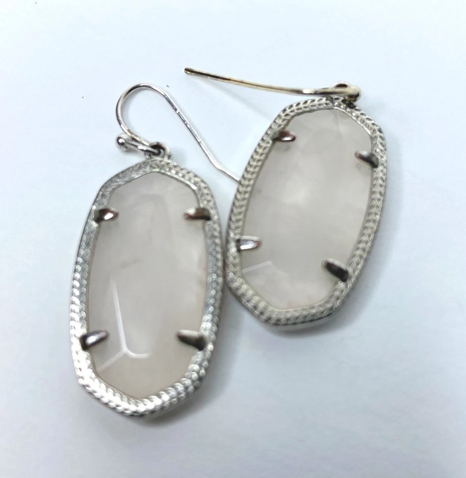 Brincos de gota de prata Kendra Scotts, Lee em rosa suave iridescente, cinza - Imagem 2 de 4