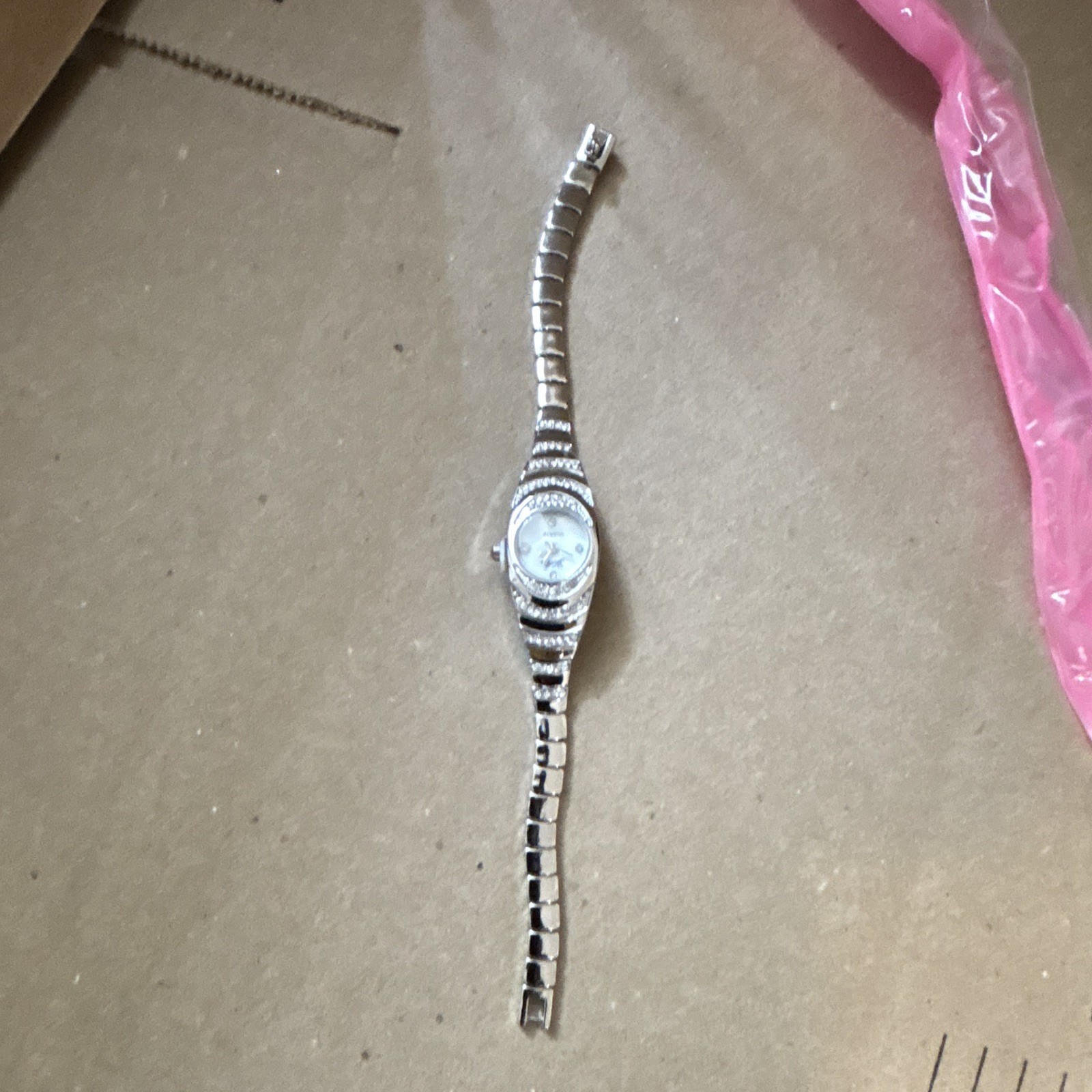 Women’s Dress Silver Tone Quartz Analog Wristwatch Metal Bracelet White Dial
