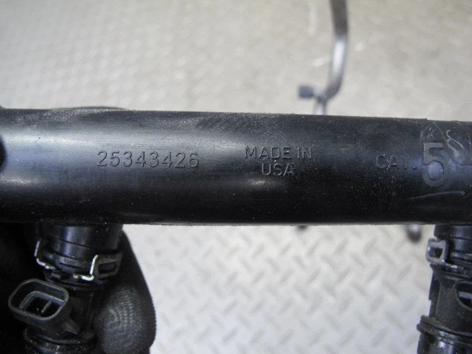 2003-2007 HUMMER H2 6.0L ENGINE HIGH PRESSURE FUEL RAIL W/ INJECTOR SET - Image 3 of 4