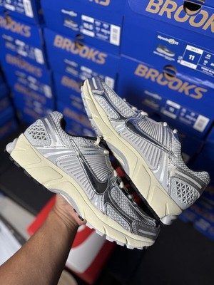 Size 10 or 10.5 - Mens Nike Zoom Vomero 5 Grey Fog Chrome Running