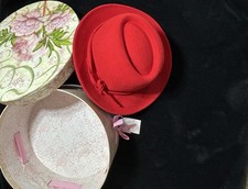 Women's Red Felt Hat w/ Decorative Floral Round Hat Box Storage Case Vintage