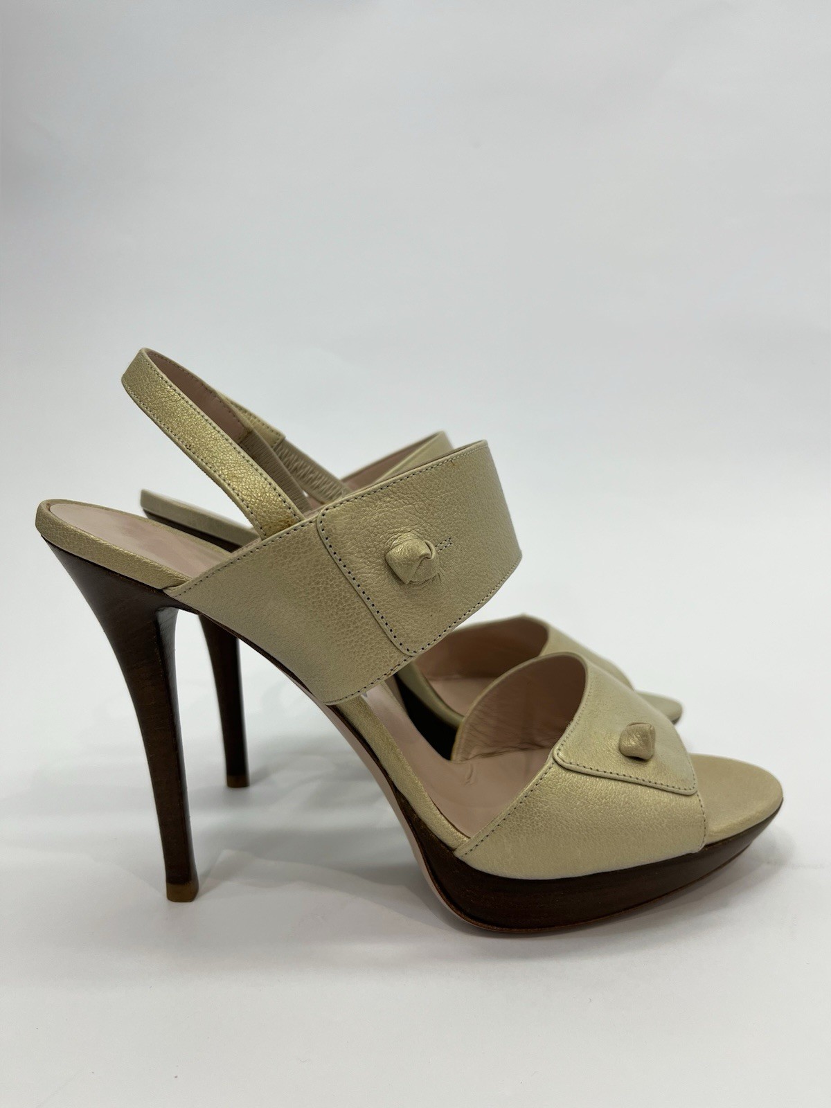 Salvatore Ferragamo Gold Metallic Leather Slingback Sandals Heels Sz 7.5 C Italy image 2