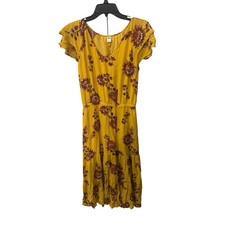 Old Navy floral tiered dress features a V-neck and short sleeves size M