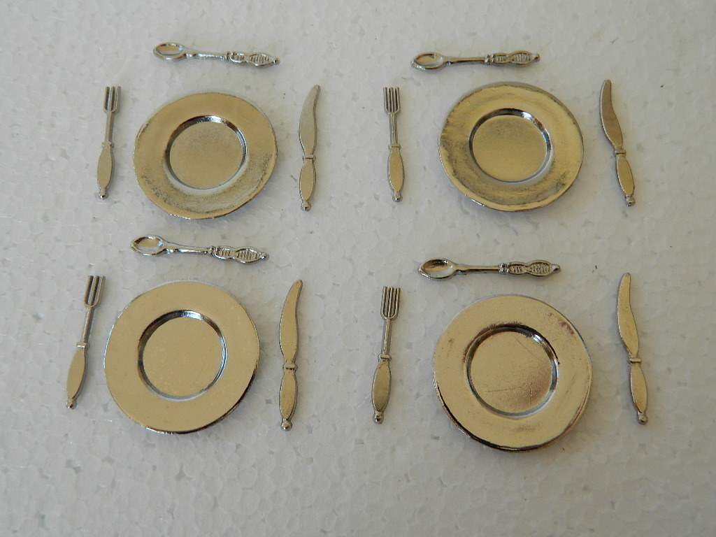 (A2.21) 1/12th scale DOLLS HOUSE SILVER COLOURED METAL CUTLERY & PLATE SET